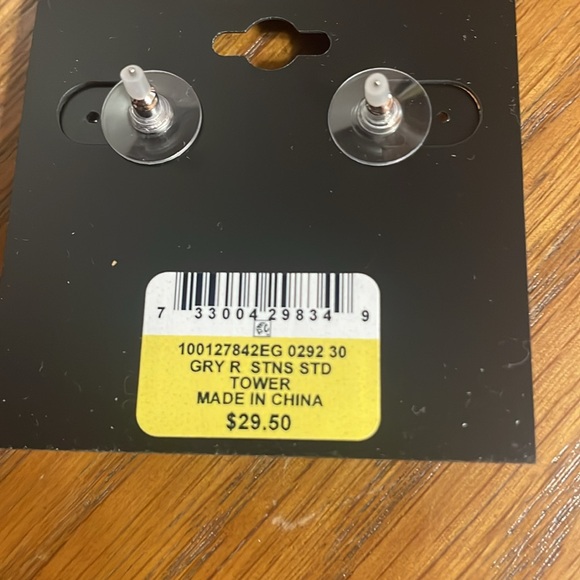 NWT *** I.N.C. Light Grey/ Clear Stud Earrings - Picture 3 of 4